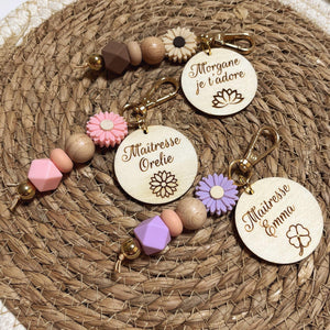 Wooden keychain with personalized medallion - Birthday gift, Mother's Day, grandmothers, fathers, grandfathers, teacher
