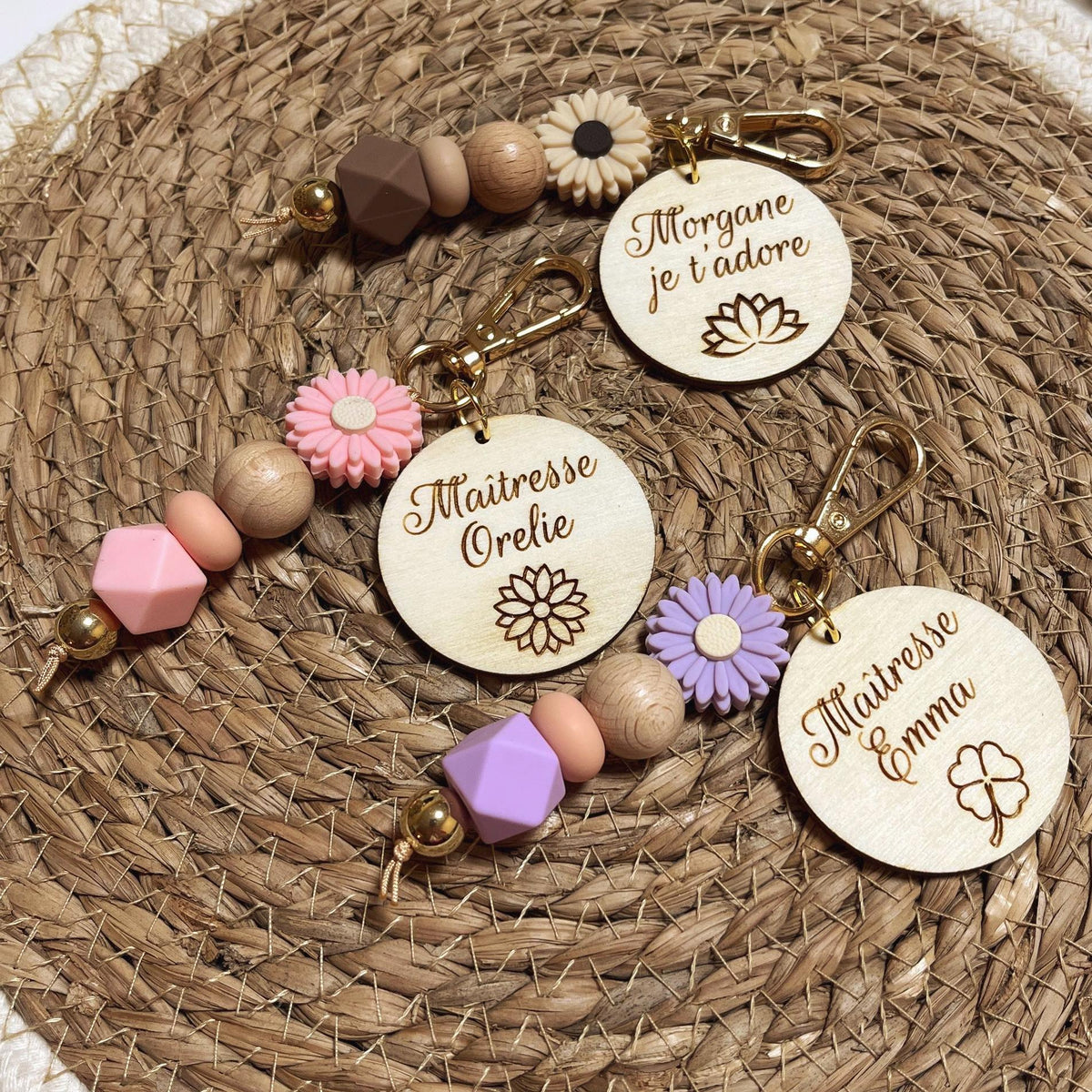 Wooden keychain with personalized medallion - Birthday gift, Mother's Day, grandmothers, fathers, grandfathers, teacher